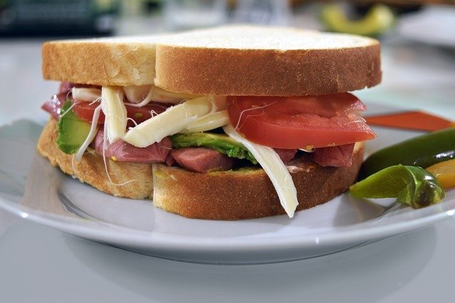 手軽に作れて食べやすい、ピクニックの人気サンドイッチレシピ6選！おすすめ具材も！