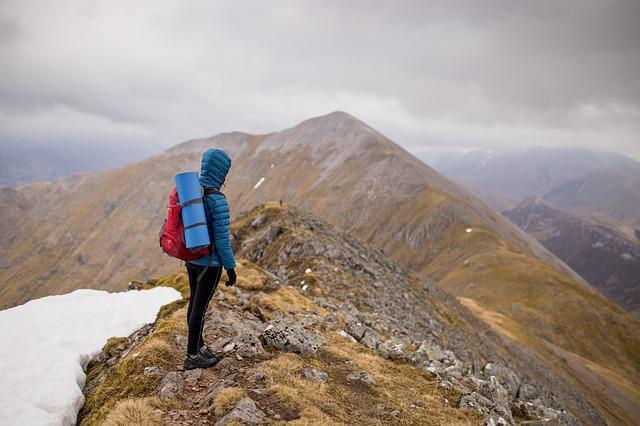 【初心者向け】登山に最適な服装ガイド。選び方の基本やおすすめアイテム情報も！