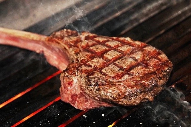 焚き火で手軽に、旨い肉の焼き方ガイド！炭火焼きの魅力や人気レシピもご紹介！