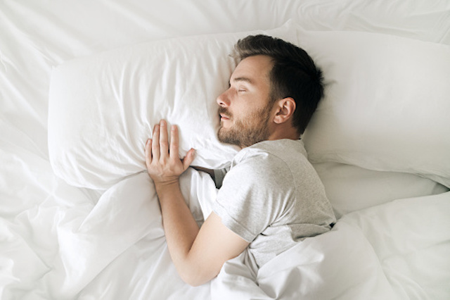 いびきの悩みを軽減｜“横寝”を提案する枕「ブレインスリープピロー サイレント」