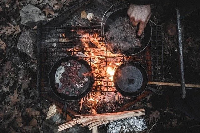 簡単なのに絶品、キャンプ飯の料理レシピ3選。メイン・おかずからデザートまで！