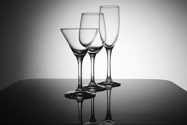 なにか飲む時に使う「コップ」「カップ」「グラス」にはどんな違いがある？コップの語源はカップなの？