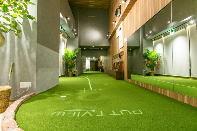 雨の日も楽しめる！全国で展開する完全個室のインドアゴルフ場「Lounge Range」で腕を磨こう