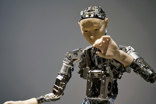 人型ロボット、訓練中に突如暴走!作業員に襲いかかる戦慄の瞬間…衝撃映像が拡散