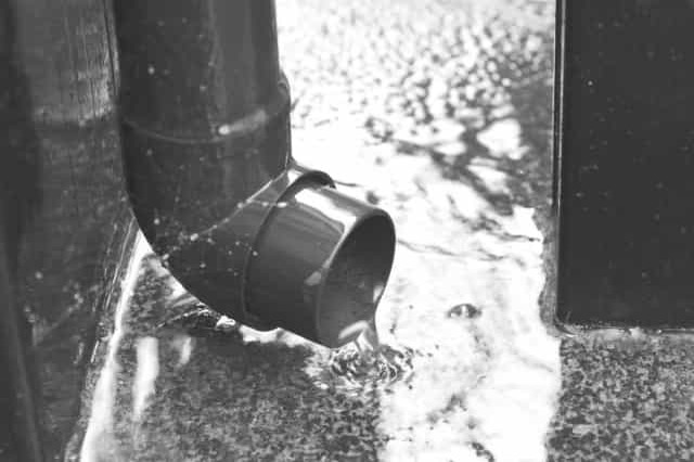 雨樋が詰まる原因とは？正しい掃除方法を詳しく解説！