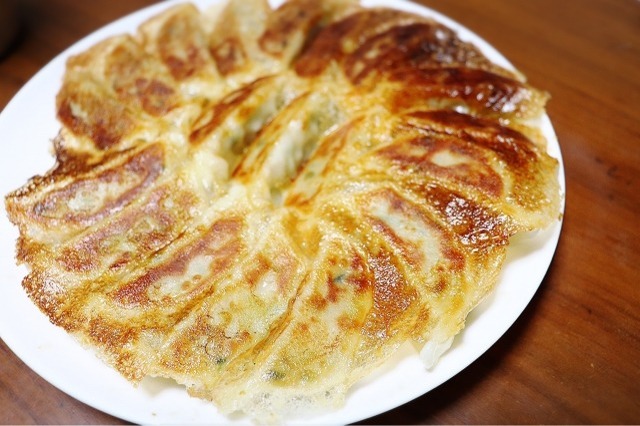 キャンプで餃子が食べたい！スキレットでも焼ける、味の素の冷凍餃子がおすすめ！