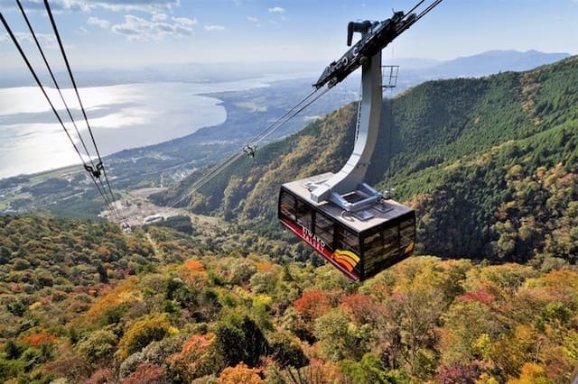 滋賀「びわ湖テラス」で三段紅葉をロープウェイから観賞＆山頂グルメを満喫