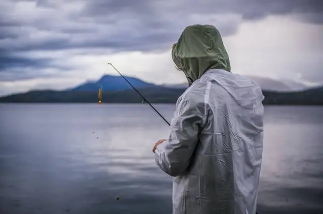 雨の日はサビキ釣りに向いている？釣果アップのコツや注意点についても解説！