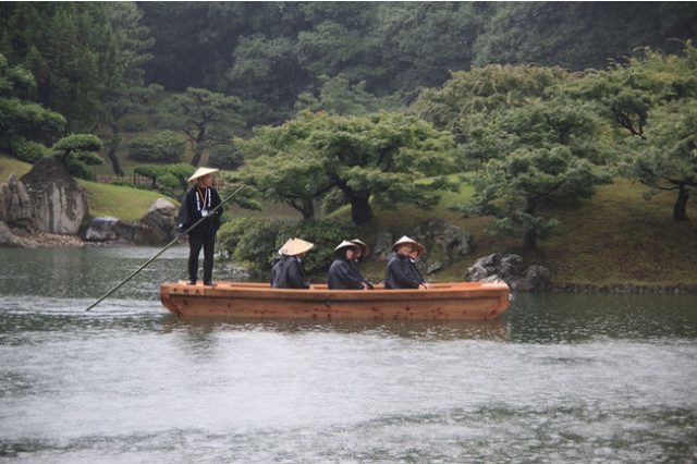 紅葉に燃える香川の名園で、ひとときの夜の夢「栗林公園ライトアップ」