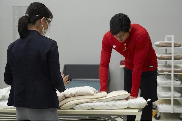 「大谷翔平選手×西川」最新の計測器で身体にあったマットレスとまくらを測定