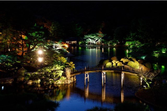 紅葉に燃える香川の名園で、ひとときの夜の夢「栗林公園ライトアップ」