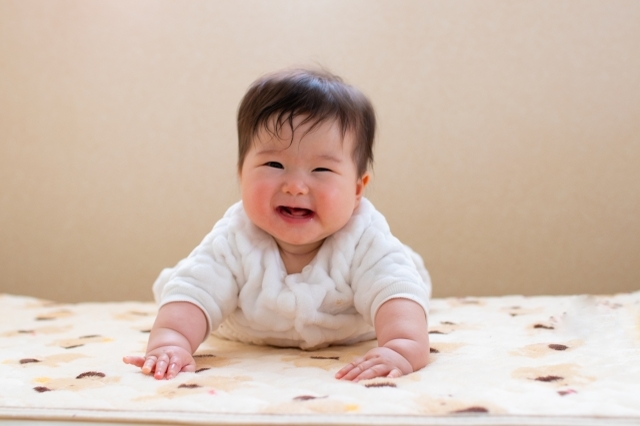 「腹ばい」と「うつ伏せ」の意味は違う?うつぶせ寝とは言うけど、腹ばい寝は言わない