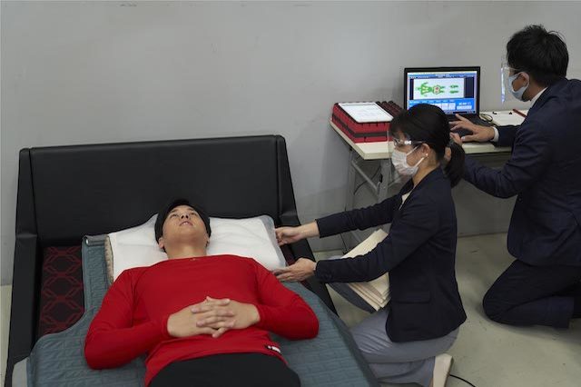「大谷翔平選手×西川」最新の計測器で身体にあったマットレスとまくらを測定