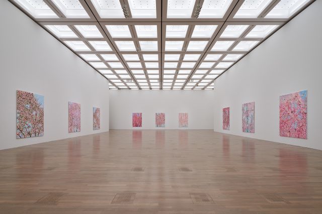 美術館の「花」を愛でよう。六本木・国立新美術館で「ダミアン・ハースト 桜」展開催