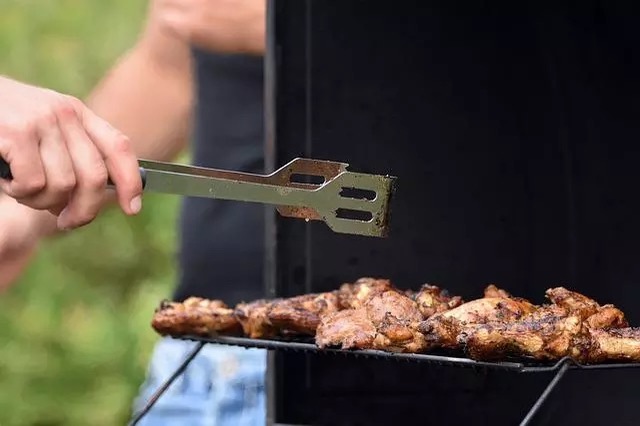 焚き火をしながら焼肉も楽しむ！お肉を美味しく焼くおすすめアイテムやコツもご紹介！