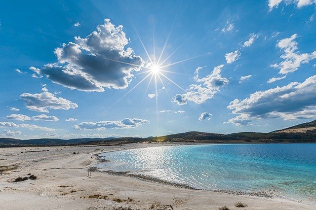 空や海はなぜ青いの?その理由はあるものの放つ光が大きな影響を与えていました!!