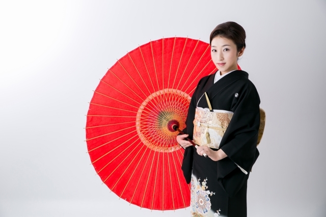 「振袖」と「留袖」の違いはどこにある？未婚者と既婚者で着物の種類がちがう意味とその理由とは