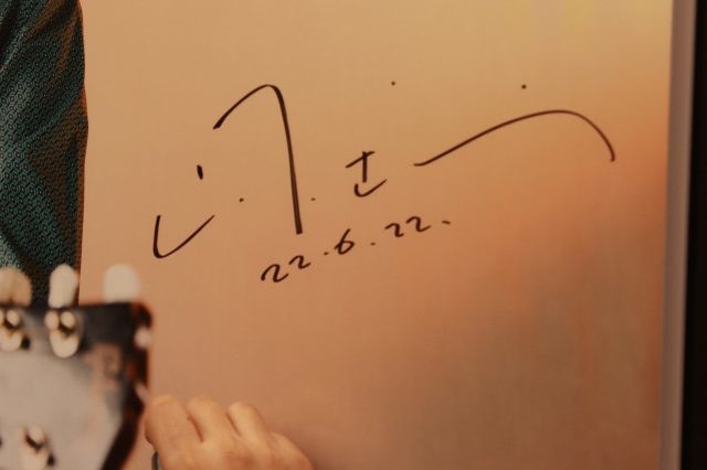 <最新アルバム「SOFTLY」発売記念>タワレコ渋谷店に山下達郎さん訪店、直筆サイン展示中!