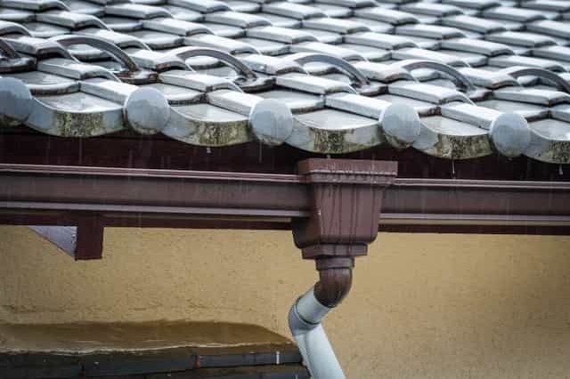 雨樋が詰まる原因とは？正しい掃除方法を詳しく解説！