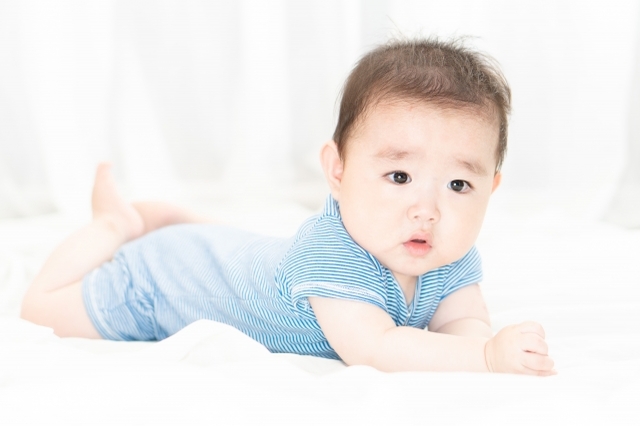 「腹ばい」と「うつ伏せ」の意味は違う?うつぶせ寝とは言うけど、腹ばい寝は言わない