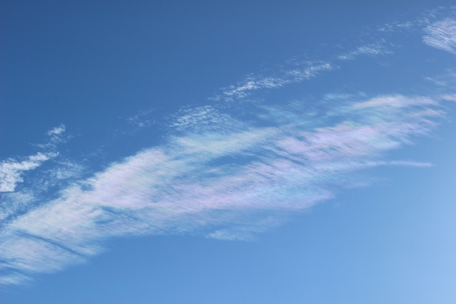 彩雲を見つけた日はいいことあるかも！？縁起がいいとされる虹色の美しい雲