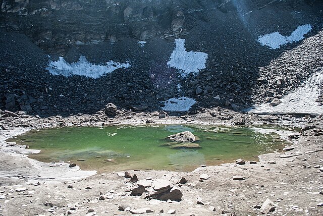 ヒマラヤの奥地に存在する「骸骨で埋め尽くされた湖」いまだ謎多き“ループクンド湖”とは