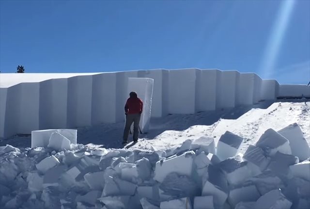 屋根の上に降り積もった2メートル以上の雪！大変すぎる雪下ろしが話題に