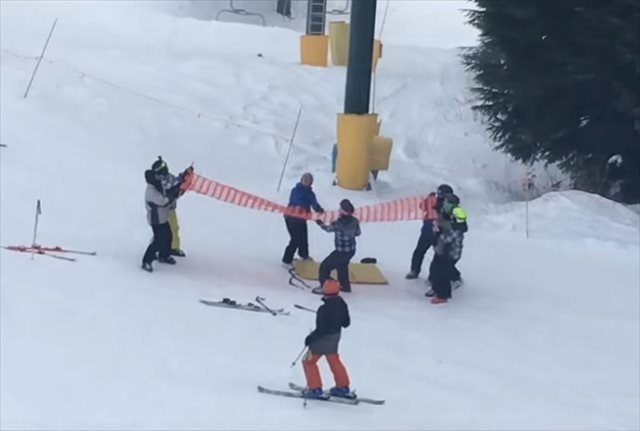 リフトから転落しそうな8歳の男の子をとっさの判断で救出したのは少年達でした!