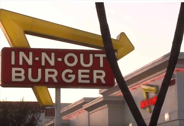 店内の客と自撮りしたり…トム・ハンクスがバーガー店で気さくにファン達と交流する姿が話題に！