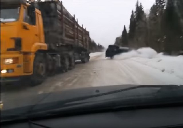 雪道でコントロールを失った対向車と激突寸前！緊迫の一部始終が撮影され話題に