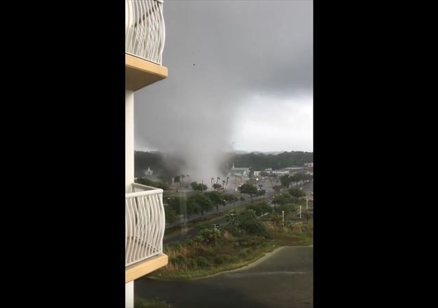 【怖すぎる】対岸で発生した巨大竜巻があらゆるものを吹き飛ばしながら迫ってくる映像