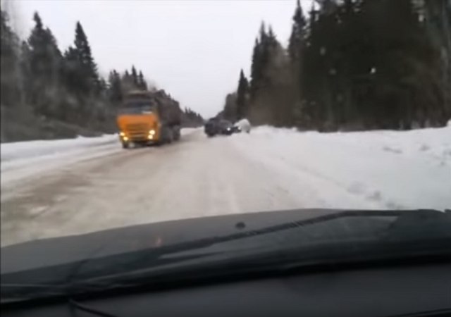 雪道でコントロールを失った対向車と激突寸前！緊迫の一部始終が撮影され話題に