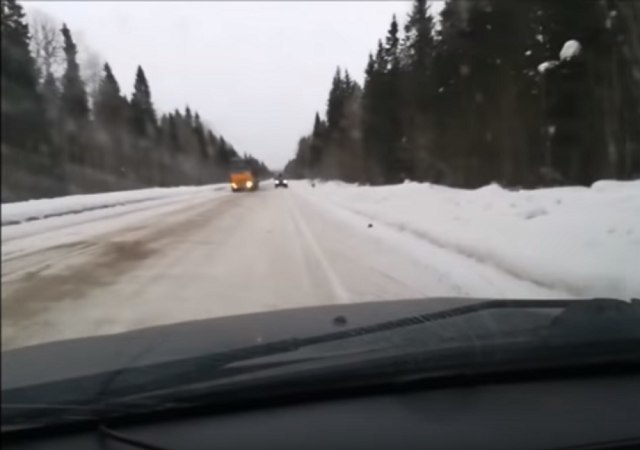 雪道でコントロールを失った対向車と激突寸前！緊迫の一部始終が撮影され話題に