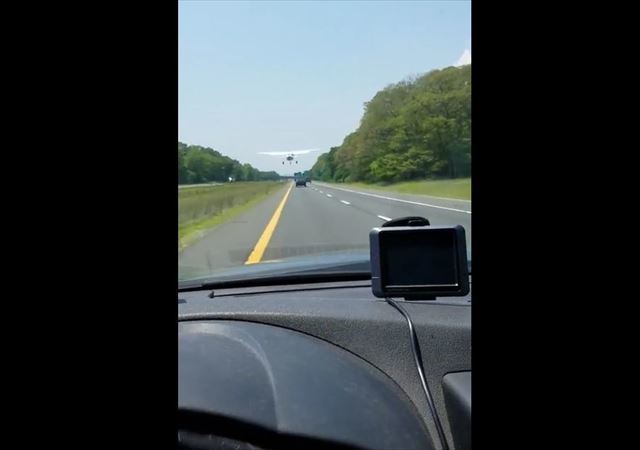 【動画】高速道路を走行中にセスナがまさかの着陸！？想定外の出来事が話題に！