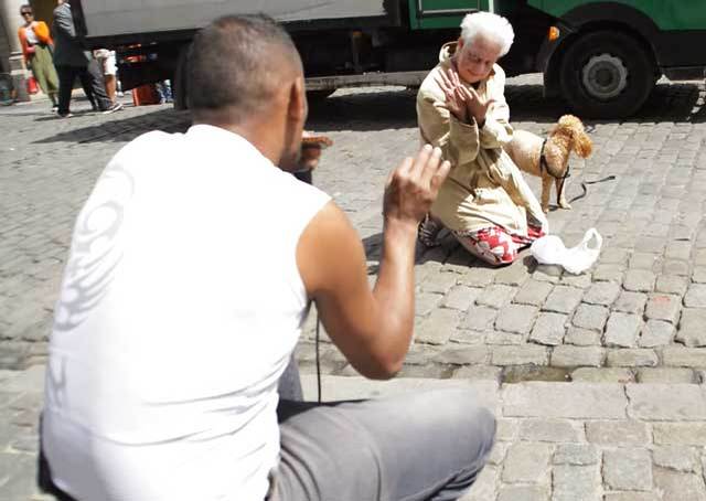 犬の散歩中のお婆ちゃん、ビートボクサーとの陽気なコラボが最高！！