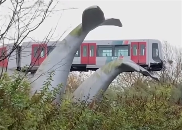 えっ！？マジかよ！電車が停止線をオーバー！落下の危機を救ったのはクジラのオブジェだった！