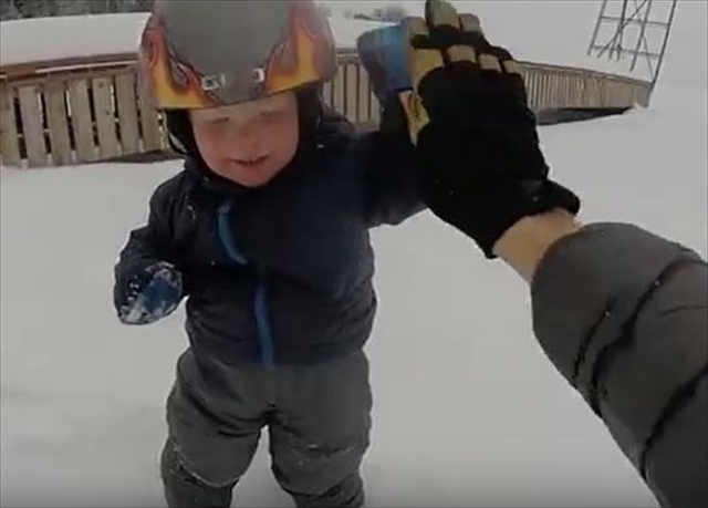 【動画】2歳の天才スキーヤー現る! 華麗な滑りでジャンプまで決めちゃう!