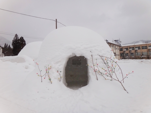 【子供と一緒に雪遊び】かまくらの作り方｜簡単に作れて楽しい！高さをだすコツは？