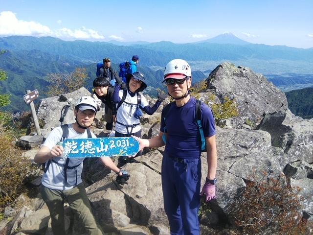 【岩稜登山】山梨の「乾徳山」山頂から360度のパノラマと岩登り体験