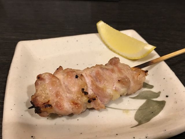 「せせり」は鶏肉のどの部位なの?希少部位で味は絶品!その名前の由来は??