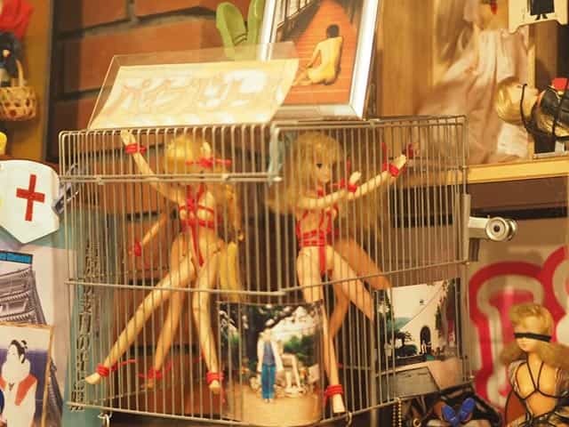 【緊縛リカちゃん人形】ヤバすぎる札幌の珍スポット「レトロスペース坂会館」