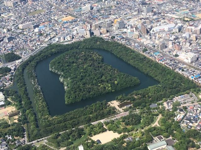 今度は「ヘリコプター」から、仁徳天皇陵（大仙陵古墳）と百舌鳥・古市古墳群周辺を見てみた。