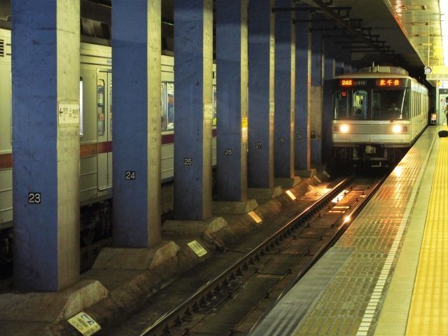 駅名に“町”がつくホームの監視カメラに出没！？ 日比谷線のホームに出現する「真っ黒い人影」とは？