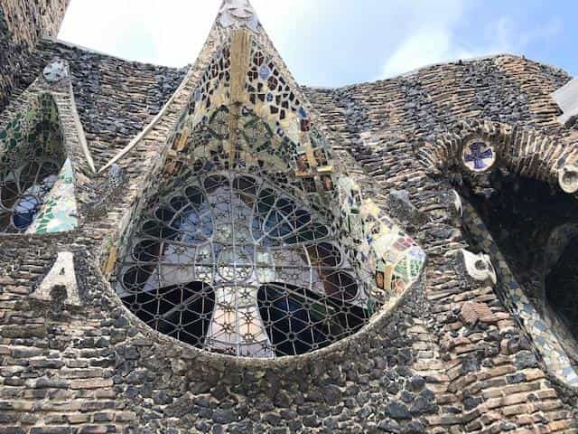 ガウディ建築で一番魅力的だったコロニア・グエル教会の見どころをご紹介！落ち着いてじっくり見学できました♪