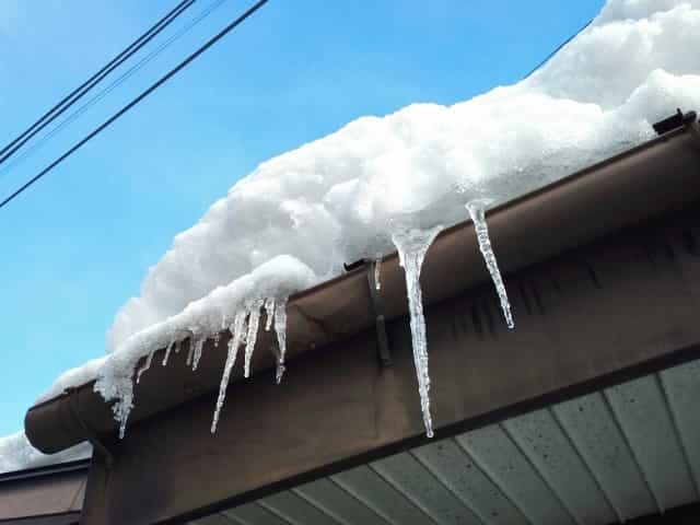 雨樋が詰まる原因とは？正しい掃除方法を詳しく解説！