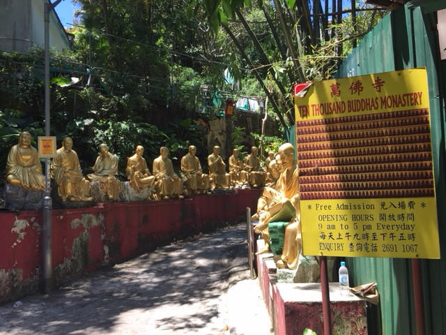 黄金色に輝くヘンテコ仏像を拝みに行こう！香港の山の上に建つ珍寺・萬佛寺