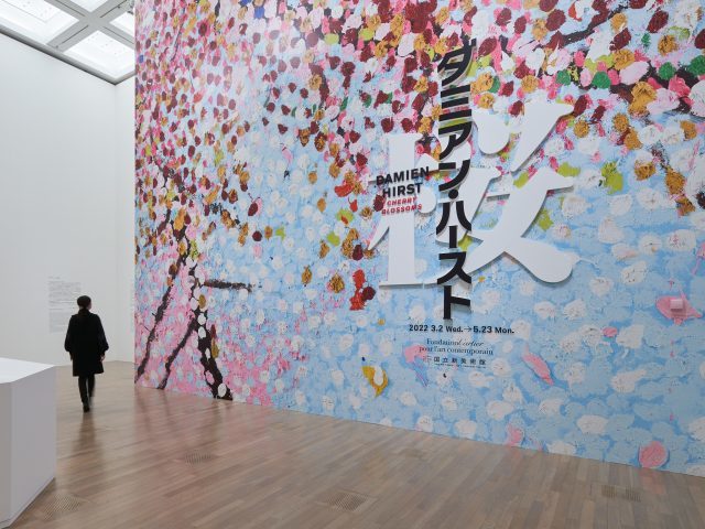 美術館の「花」を愛でよう。六本木・国立新美術館で「ダミアン・ハースト 桜」展開催