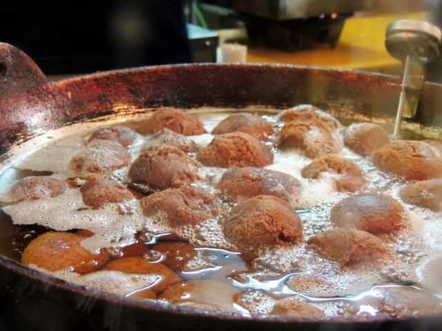 沖縄の揚げ菓子「サーターアンダギー」の気になるカロリーは？その不思議な名前の由来とは