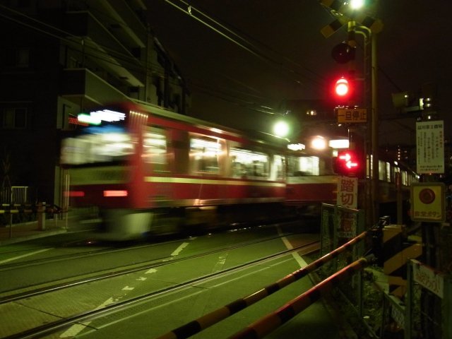 京急線で突然“ノイズや悲鳴”が聞こえる区間がある！？鉄道怪談収集家が「赤い電車の呪い」に迫る