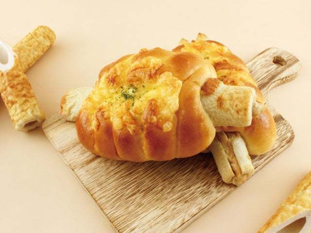 【阪急ベーカリー】北の大地のうまいもの 北海道とゆかりのある食材を使ったパンや、札幌市が発祥の地といわれている人気のご当地グルメ「ちくわパン」を5月の新商品として発売致します。